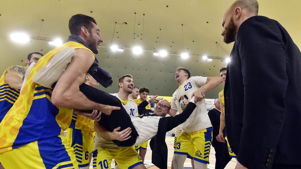 A destra, la festa dei gialloblù a fine gara con il vice allenatore Formica portato in trionfo (foto Paolo Barlettani)