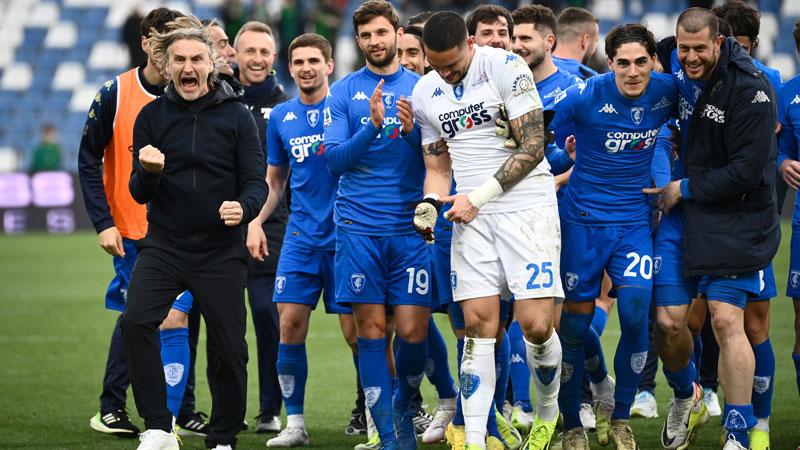 La gioia dei calciatori azzurri a fine gara: al centro c’è Davide Nicola, l’artefice della rinascita