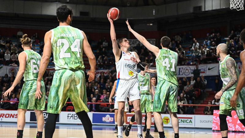 
	Matej Radunic a canestra contrastato da un avversario

