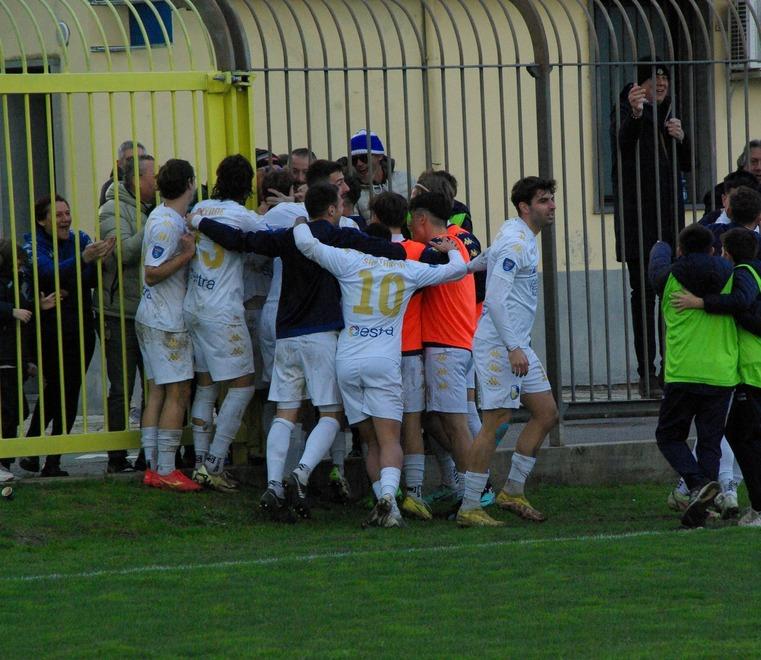 L’esultanza dopo il gol decisivo di Monticone