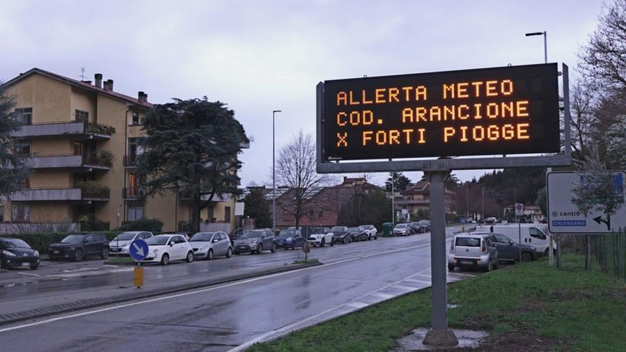 Maltempo, torna l’allerta arancione per pioggia: le zone a rischio. Scuole chiuse: ecco dove