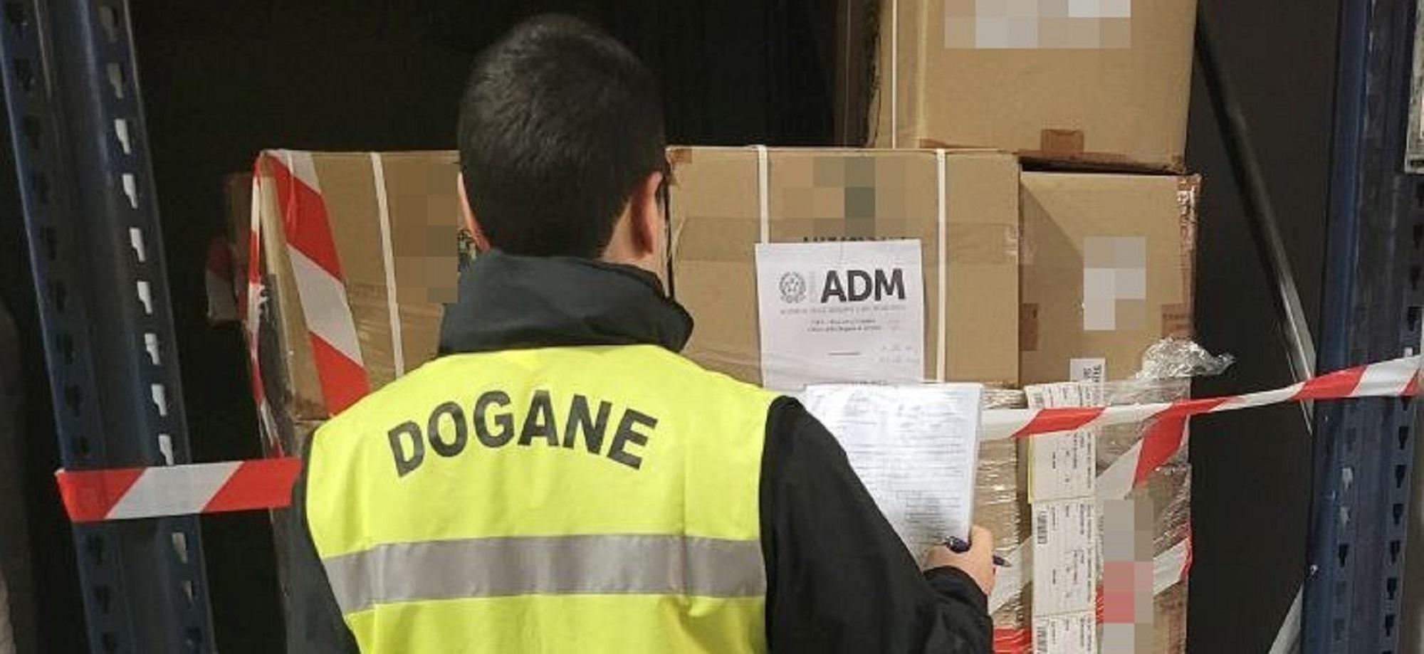 Un funzionario dell'Agenzia delle dogane e dei monopoli durante l'attività ispettiva