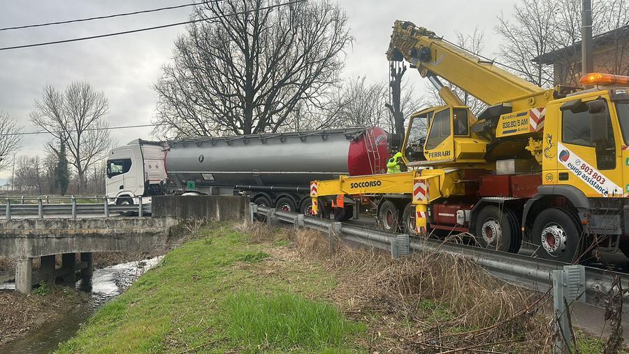 Modena, autocisterna incastrata e via Gherbella va in tilt