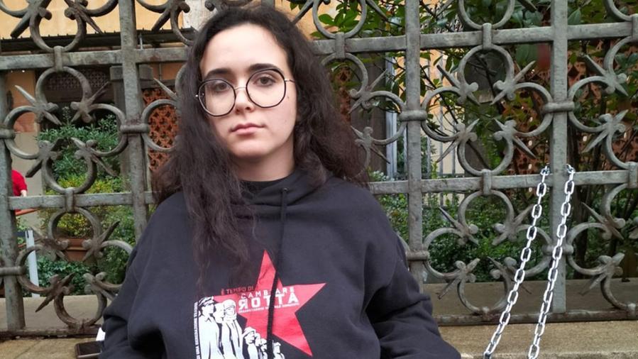 Studenti manganellati a Pisa, ragazza s’incatena davanti alla Prefettura – Video