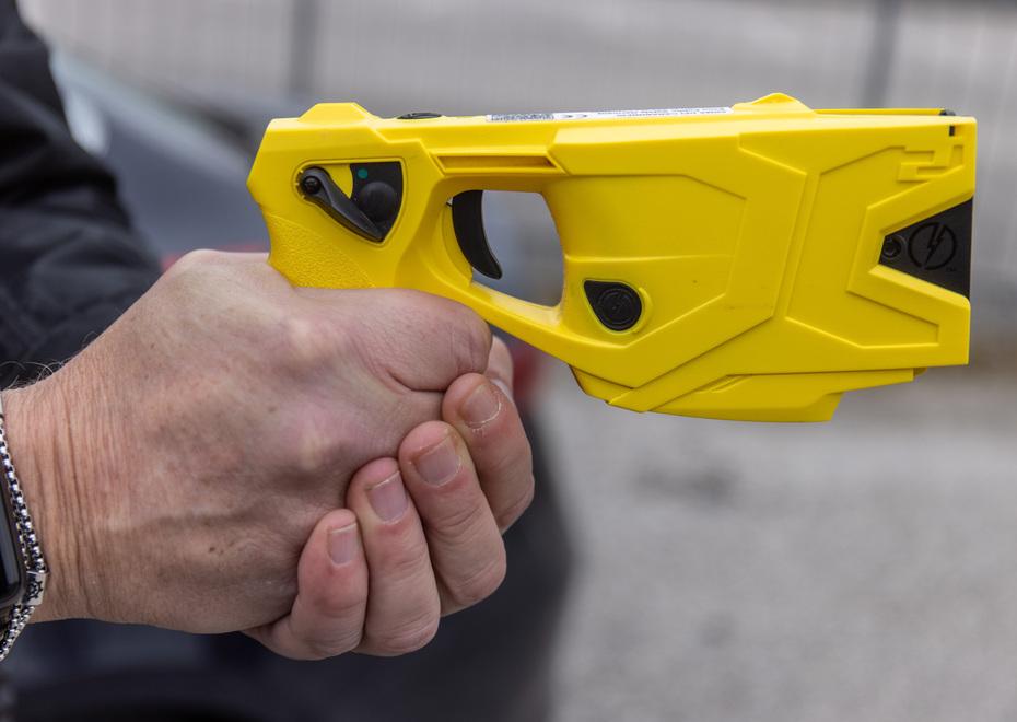 Ferrara, lite furibonda a colpi di taser. Dopo le scosse la denuncia per rissa