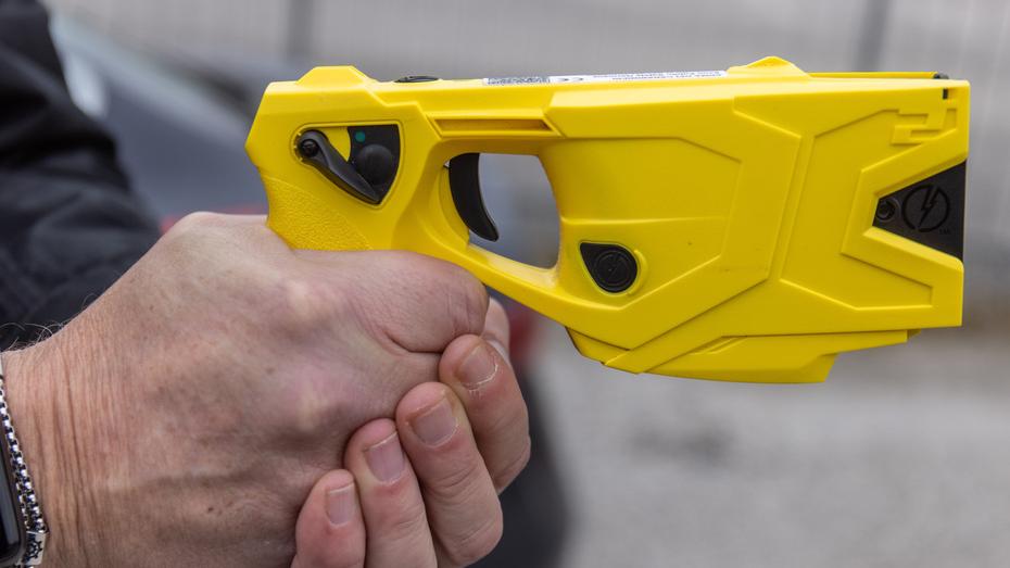 Ferrara, lite furibonda a colpi di taser. Dopo le scosse la denuncia per rissa