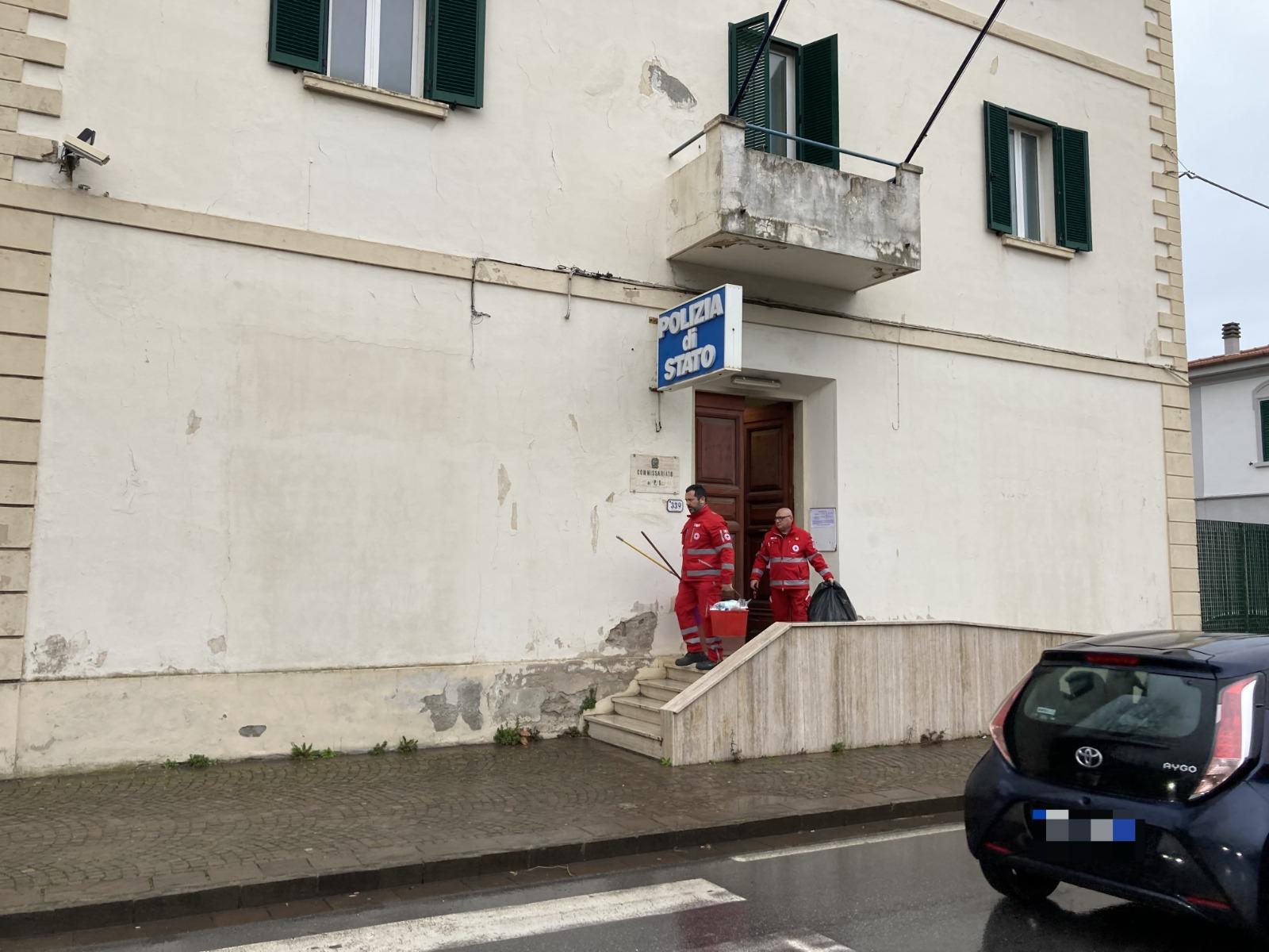 Rosignano, dramma in commissariato: gravissima giovane poliziotta
