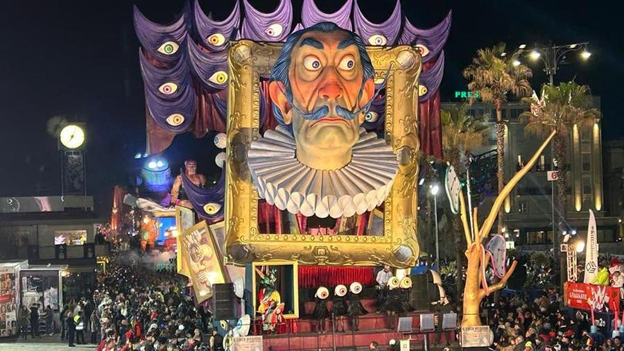 Carnevale di Viareggio, è record d’incassi: il boom del quinto corso e il successo degli abbonamenti