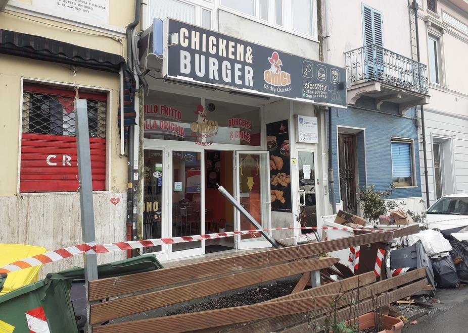 Viareggio, auto si schianta in via Coppino e abbatte il dehors di un locale