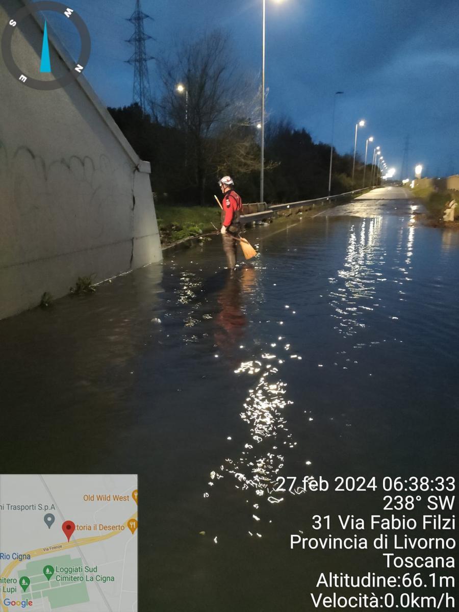 
	Un volontario della Croce Rossa al lavoro sul territorio

