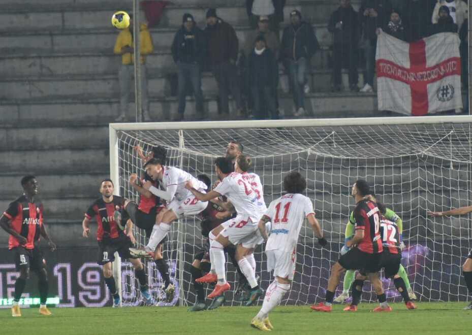 Lucchese in ansia per Disanto Padova, in campo Radrezza e Belli