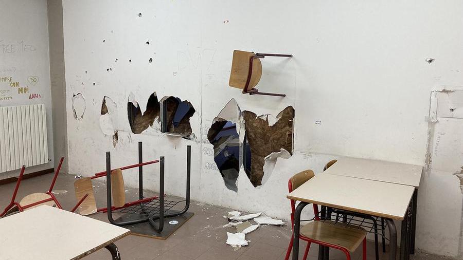 La parete di cartongesso sfondata dai vandali all'Iti Mattei di Rosignano (foto Michele Falorni/Silvi)