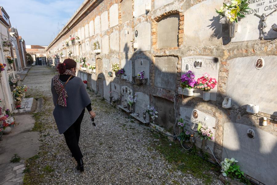 Comacchio, va al cimitero a trovare il marito e le rubano la spesa