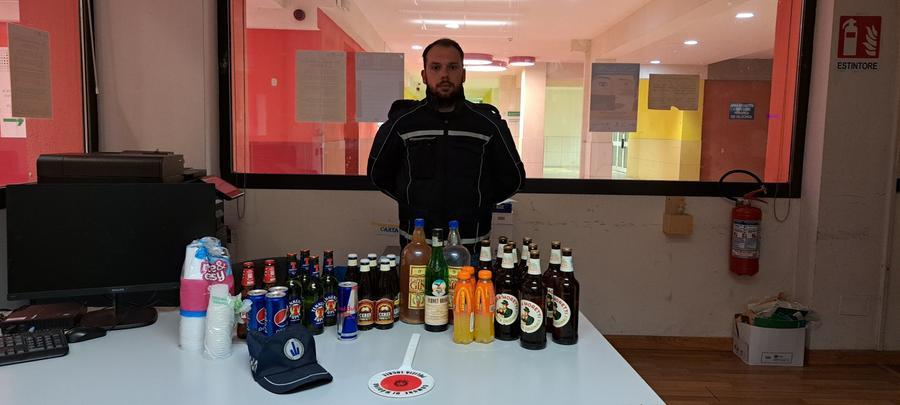 Modena, al parco XXII Aprile con gin e birre nascoste nel carrellino: scoperti dalla polizia locale