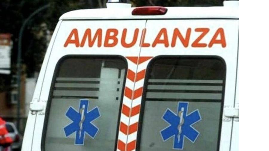 Donna di 24 anni gettata da un’auto e colpita a calci e pugni