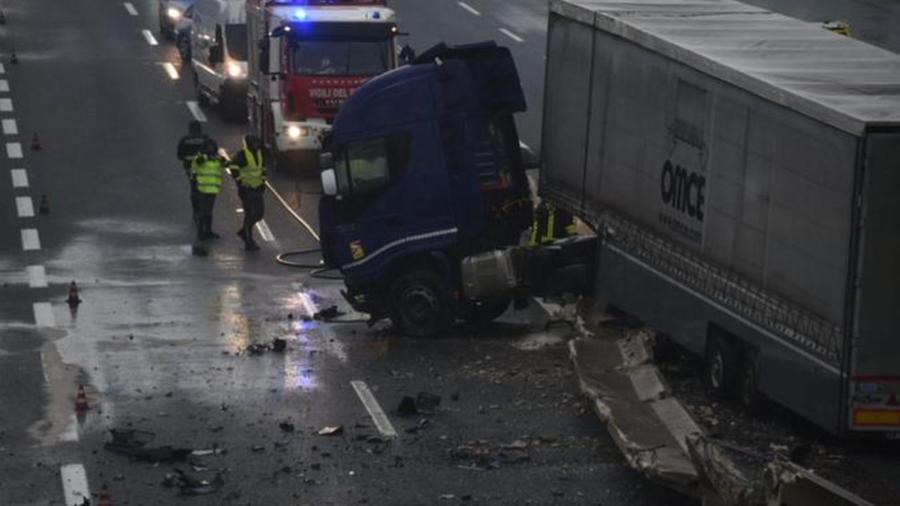 Lucca, paura in Autostrada: camion sfonda il new jersey e invade la corsia opposta