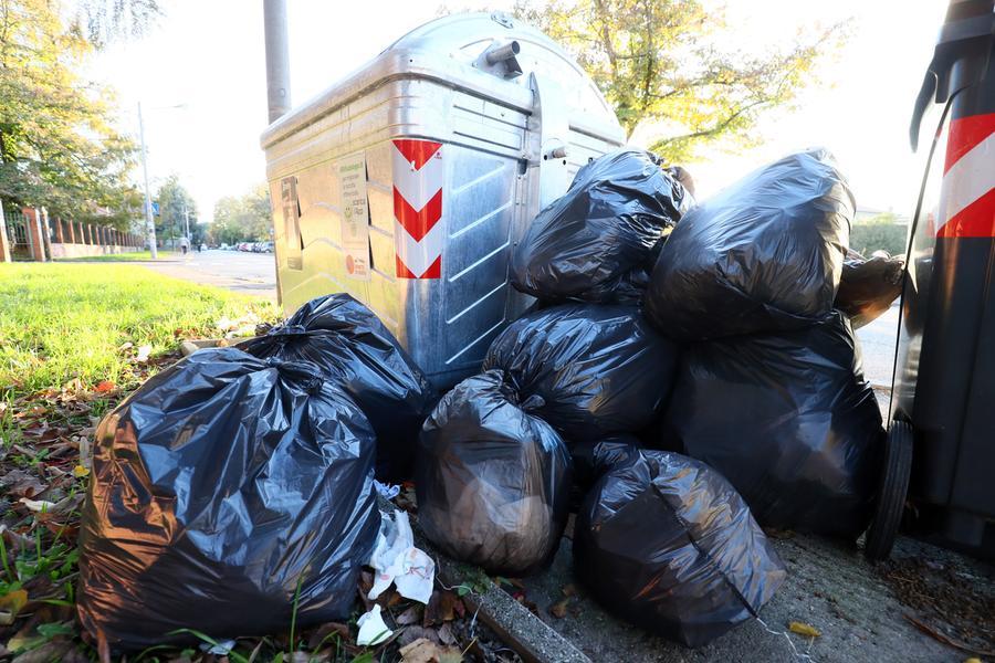 Ferrara, dai sacchetti all’amianto: fuori dai cassonetti si trova di tutto