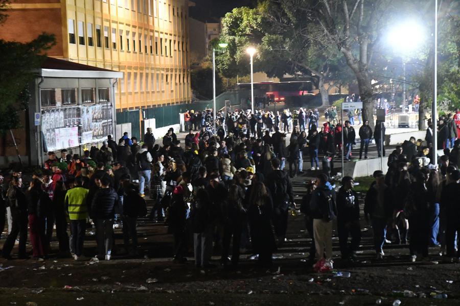 
	Ragazzi nel piazzale tra il tribunale, il liceo classico e l'istituto tecnico

