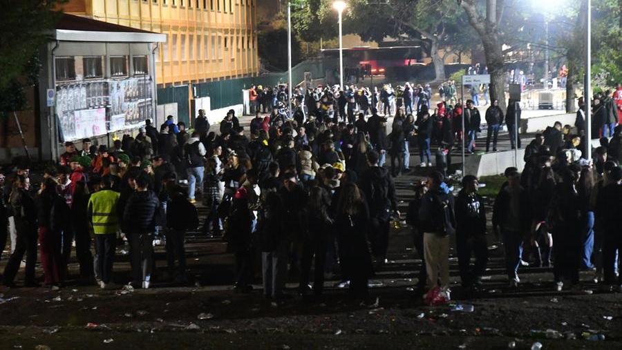 Ragazzi nel piazzale tra il tribunale, il liceo classico e l'istituto tecnico