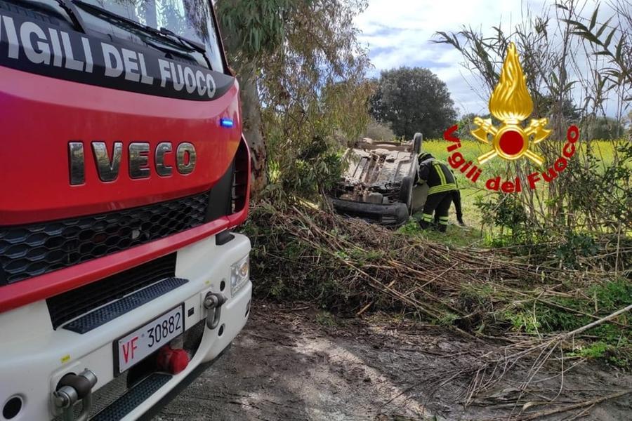 Incidente con l’auto alle porte di Oristano: veicolo ribaltato, conducente ferita