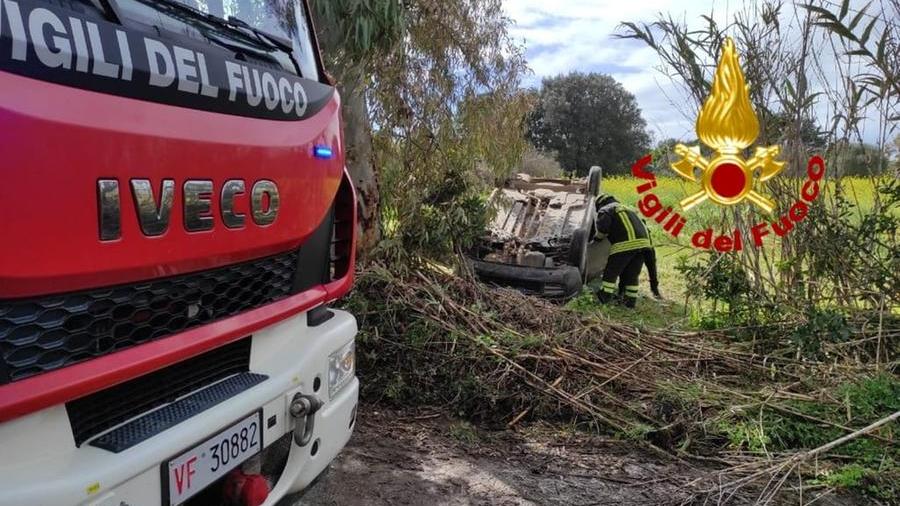 Incidente con l’auto alle porte di Oristano: veicolo ribaltato, conducente ferita