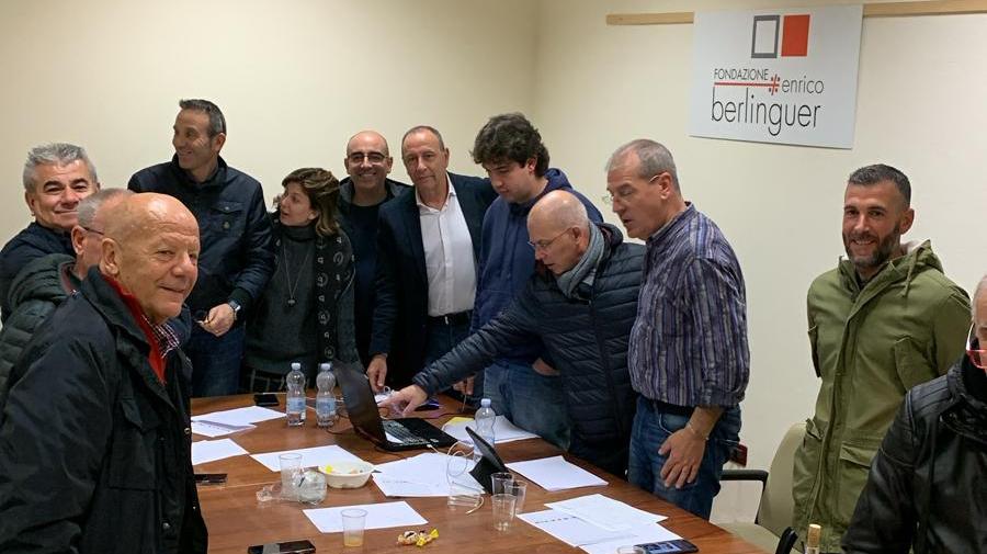 Lo staff del Partito Democratico riunito nella sede di via Canepa durante lo spoglio