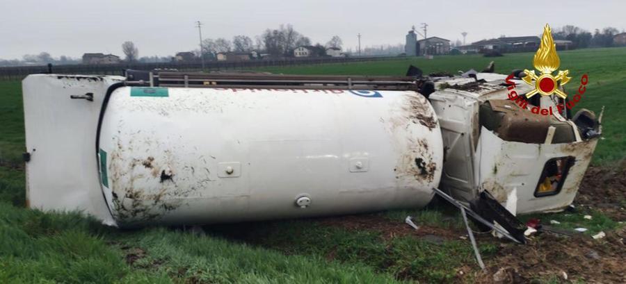 Autocisterna con ossigeno puro si rovescia: riaperta l’autostrada A1 nel Reggiano