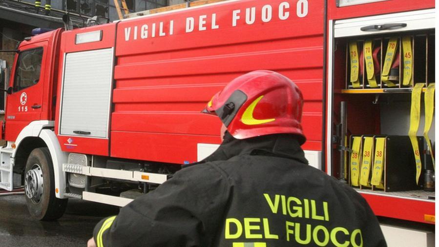 Tirrenia, crolla un muro: undici persone evacuate e accolte in hotel