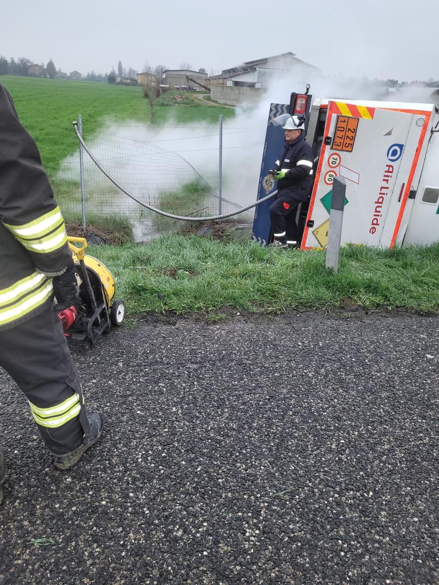 Modena, camion cisterna con ossigeno puro si rovescia in A1