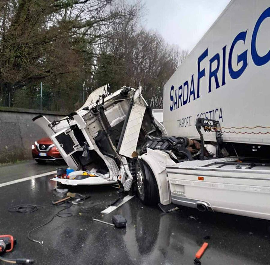 Perde il controllo del camion: paura al casello di Aulla, autista ferito