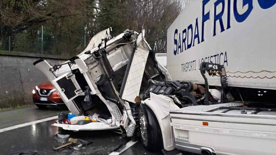 Perde il controllo del camion: paura al casello di Aulla, autista ferito