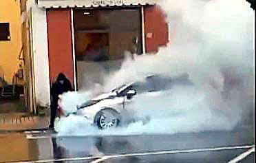 Auto in fiamme nel cuore di Aulla: attimi di panico in viale Resistenza<br>
