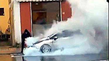 Auto in fiamme nel cuore di Aulla: attimi di panico in viale Resistenza<br>