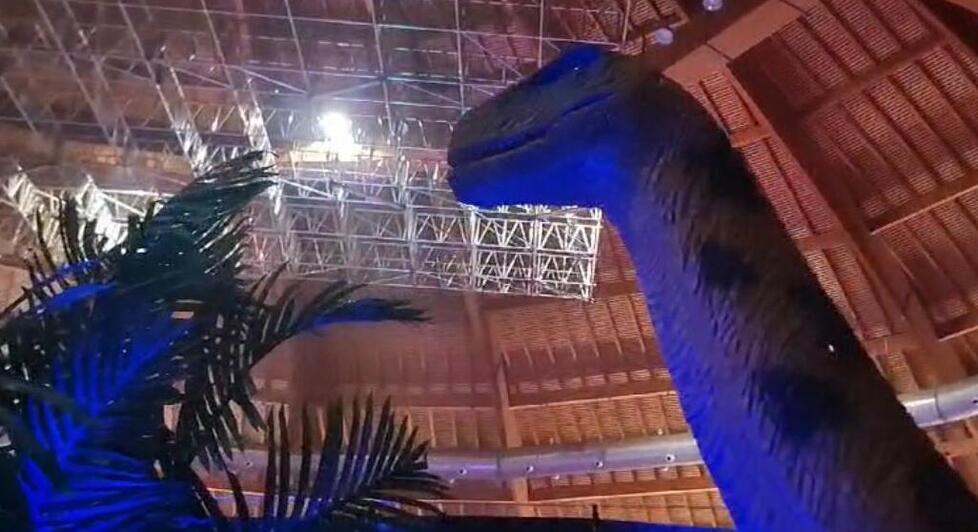 Il caso-dinosauro al PalaModì, una mamma: «È impazzito, bimbi in pericolo». Gli organizzatori: «Non è andata così»