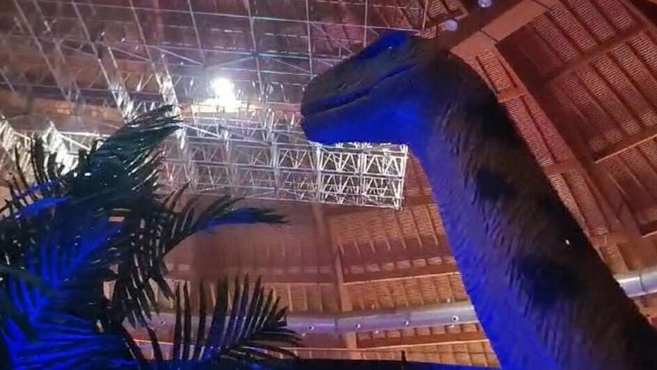 Il caso-dinosauro al PalaModì, una mamma: «È impazzito, bimbi in pericolo». Gli organizzatori: «Non è andata così»