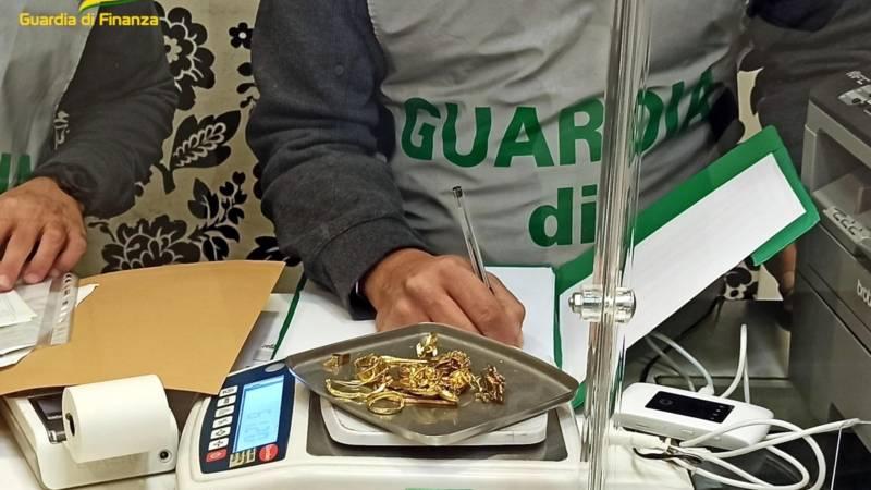 Lucca, compro oro abusivo: due denunciati