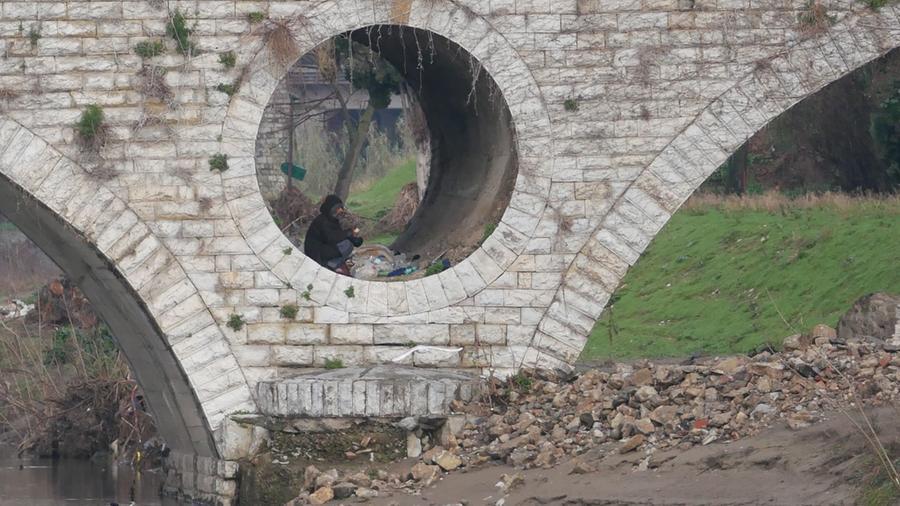 
	Il senzatettto che dorme dentro il Ponte Mercatale (foto Giovanni Ciattini)

