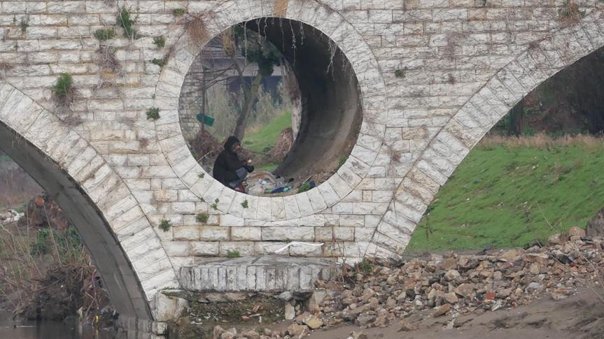 Il senzatettto che dorme dentro il Ponte Mercatale (foto Giovanni Ciattini)