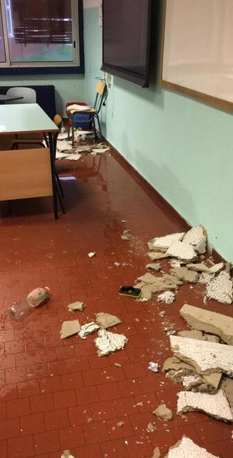 Infiltrazioni in classe Crolla il controsoffitto al Russell di Guastalla