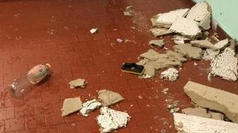 Infiltrazioni in classe Crolla il controsoffitto al Russell di Guastalla