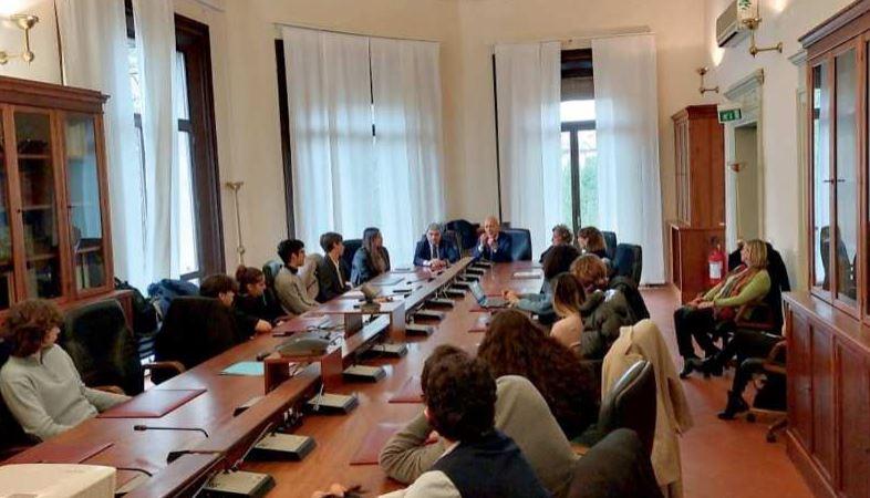 Ferrara, studenti in prefettura dopo i cori fascisti: «Perché non capiti più»