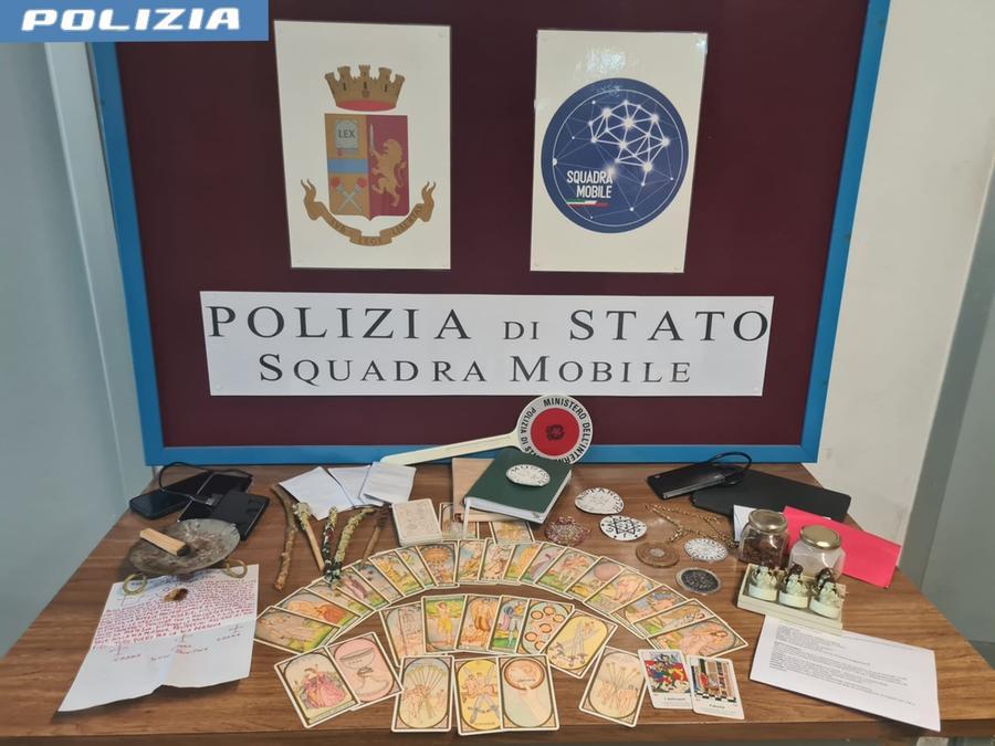 Oristano il materiale amuleti e tarocchi sequestrati dalla squadra mobile della polizia di Stato