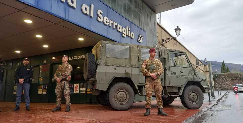 La prima pattuglia dei paracadutisti schierata alla stazione di Porta al Serraglio