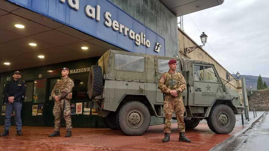 La prima pattuglia dei paracadutisti schierata alla stazione di Porta al Serraglio