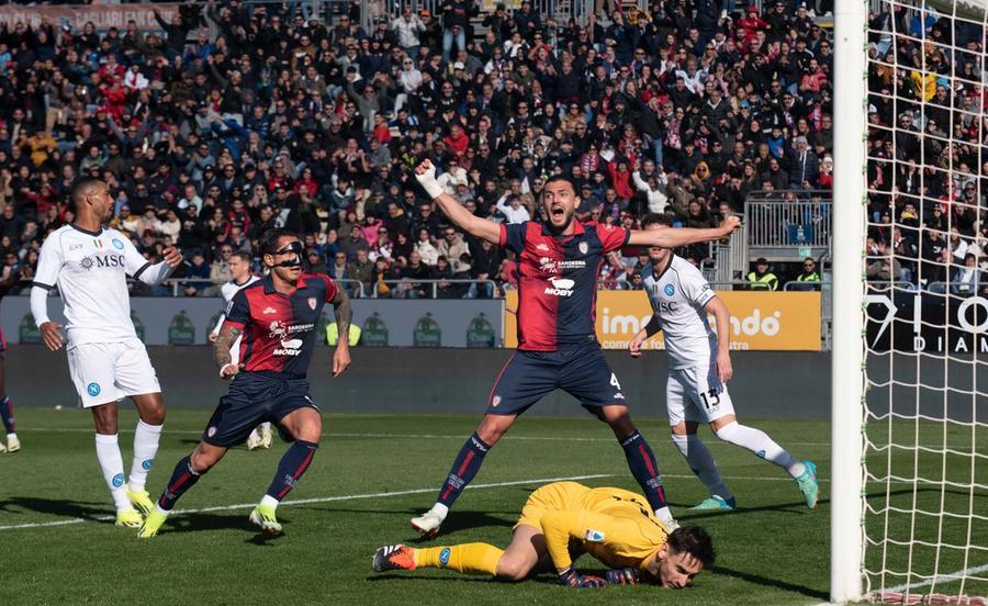 Un azione di gioco nella partita tra Cagliari e Napoli
