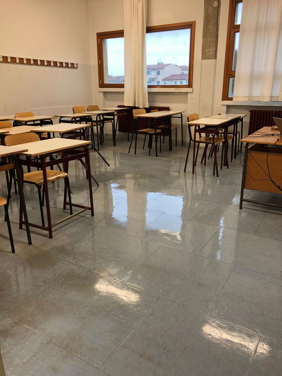 Livorno, aule allagate e riscaldamento ko: chiuso il liceo Enriques – Video