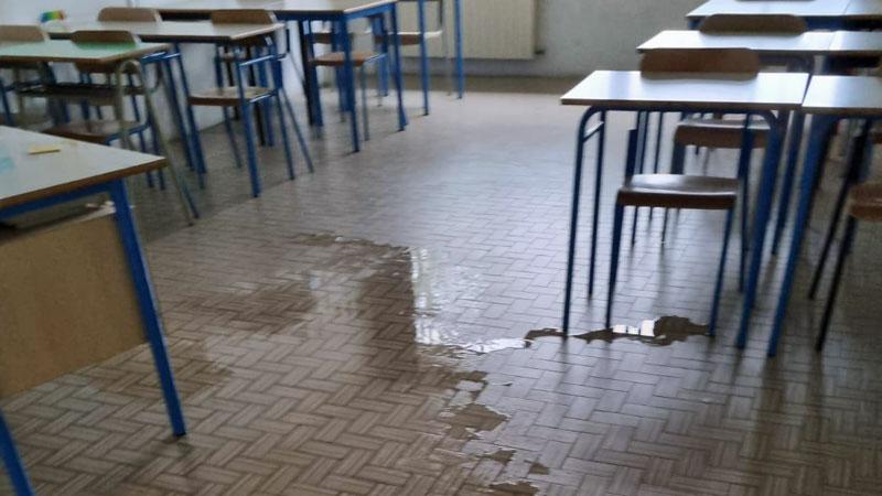 Carrara, piove dal tetto e aule allagate: al liceo studenti fuori per due ore