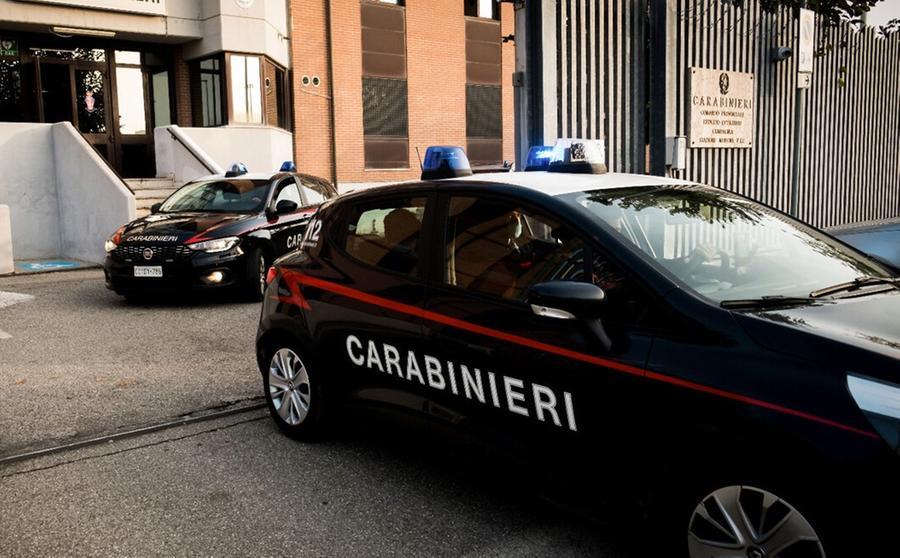Modena, danneggia porta e vetrina di un negozio del centro e cerca di aggredire carabinieri e medici: arrestato