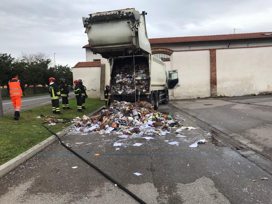 Prato, principio d’incendio sul camion dei rifiuti che scarica l’immondizia nel piazzale