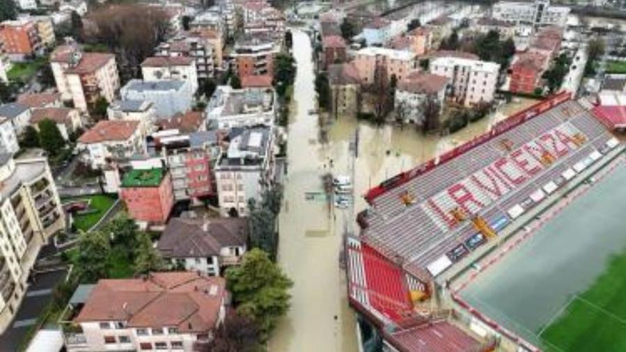 Alluvione a Vicenza, quartieri sott’acqua e città paralizzata: il punto della situazione